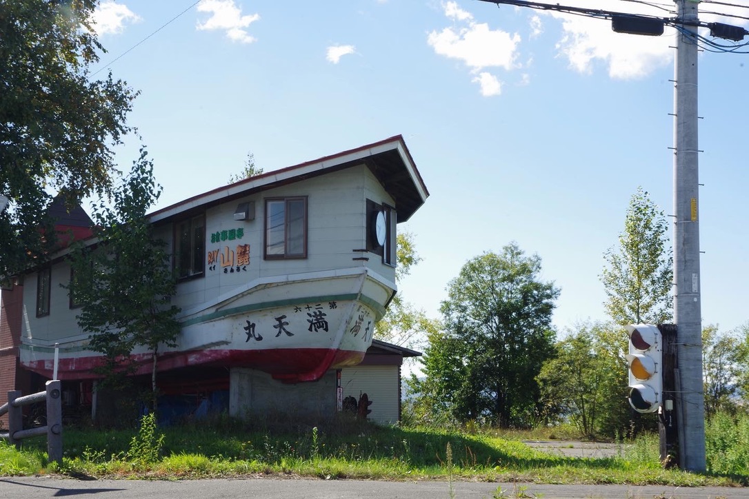 元海上レストランっぽい廃墟（北海道上川郡）