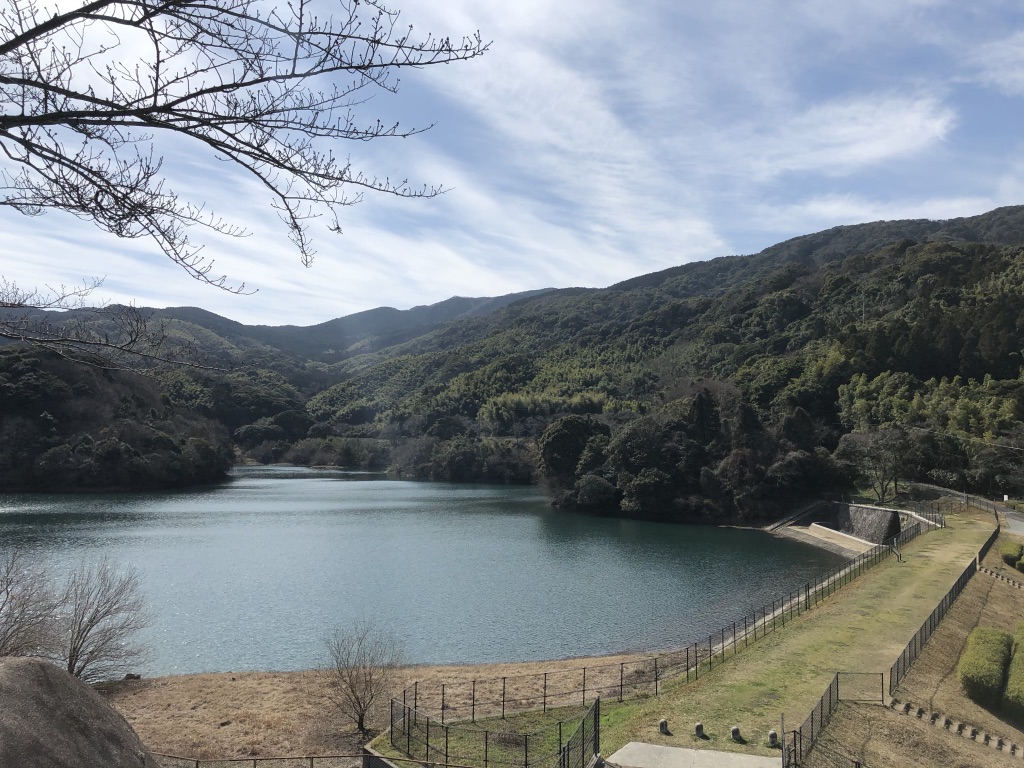 春の、昭和池公園から望むダムの景色画像