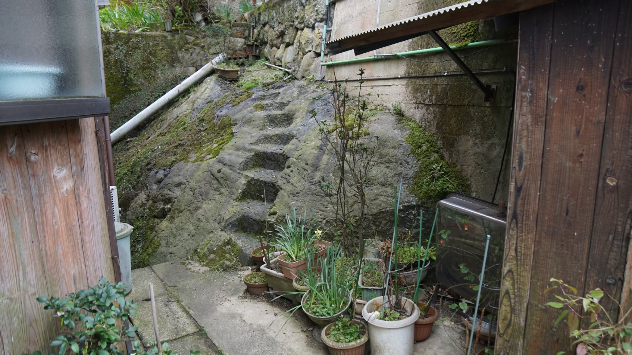 住民の生活が滲み出た石の階段