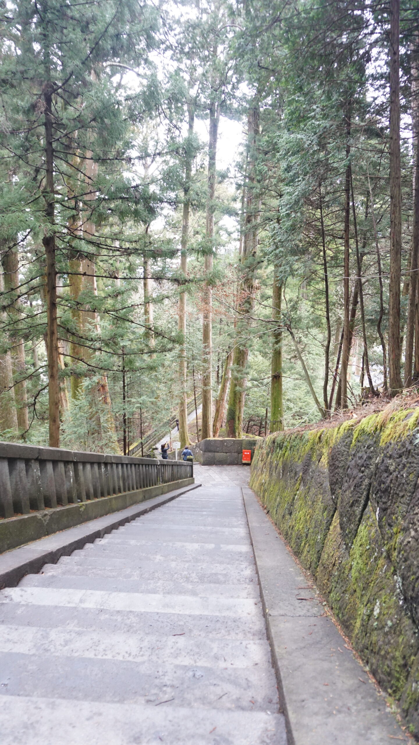 徳川家康霊廟に続く石段。曲がり角や階段で、物理的にも心理的にも境界を生み出している