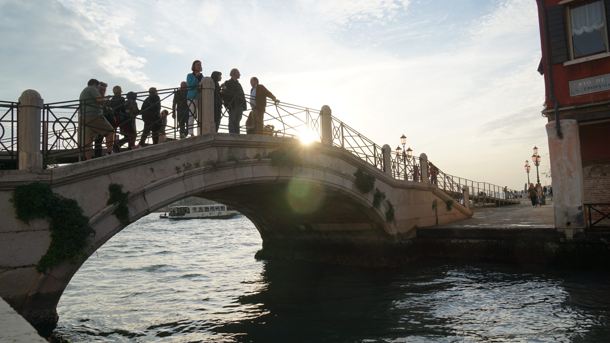ベネチアにおいて、橋は歩き回る交通の要になっている