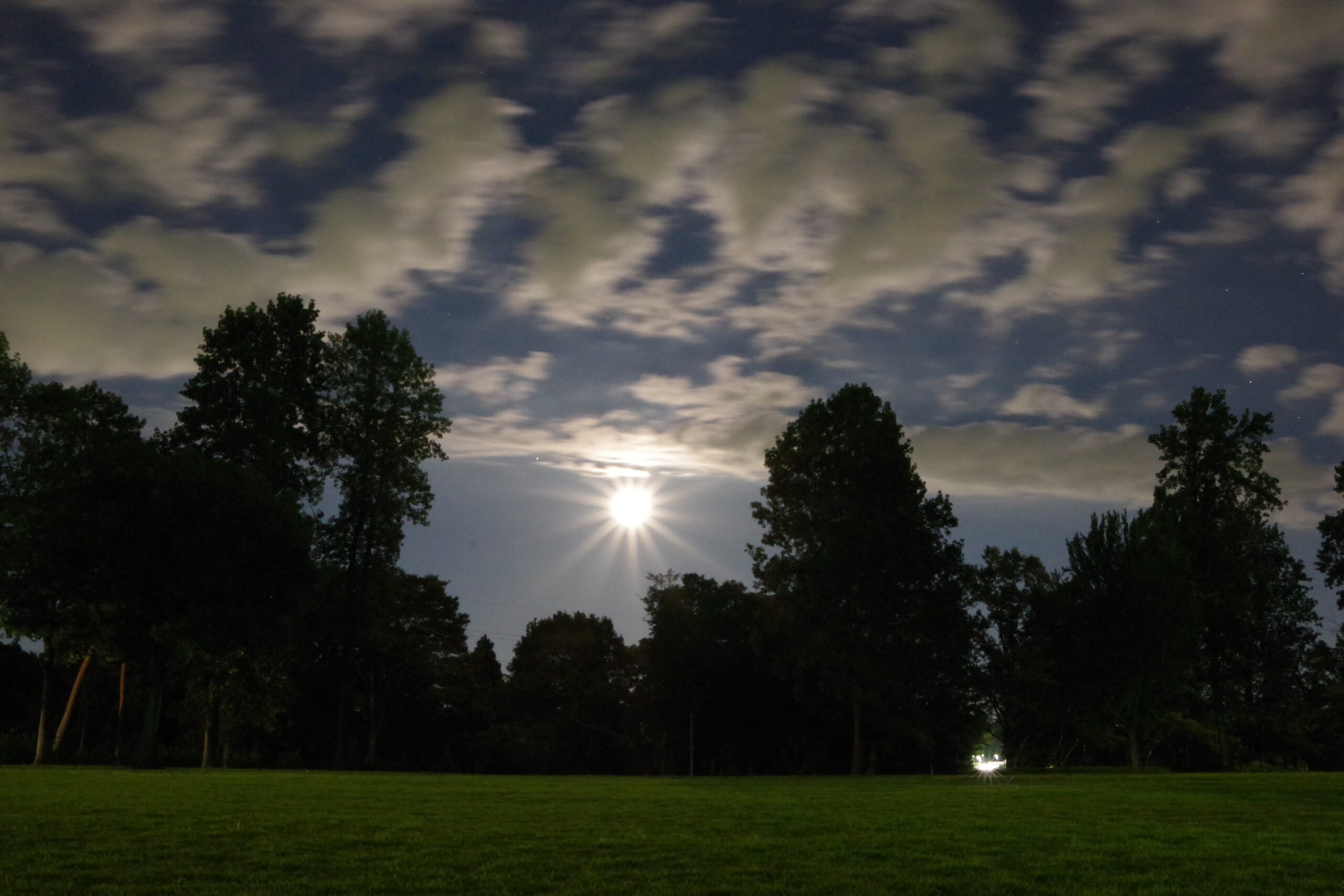 月明かりに照らされた科学万博記念公園の広場