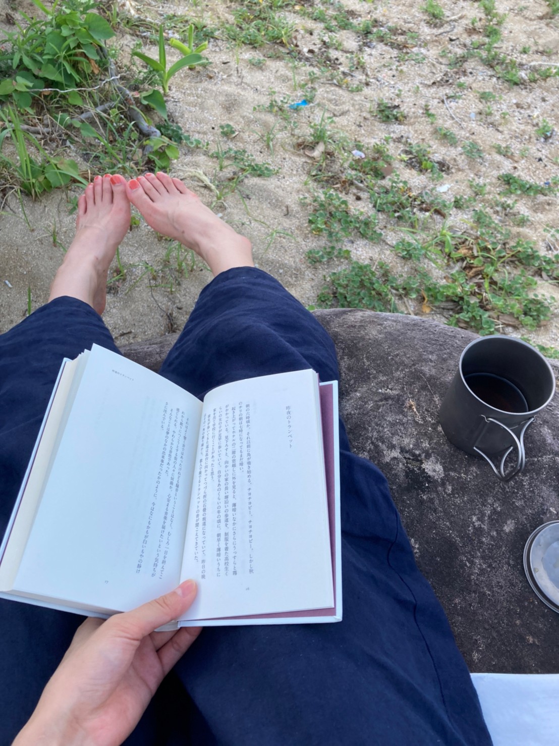 浜辺でゆっくり読書を楽しむ、お気に入りの時間