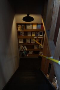 階段越しの劇的な本棚